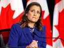 La ministre des Finances et vice-première ministre Chrystia Freeland assiste à une conférence de presse avant de présenter le budget 2022-23, à Ottawa, le 7 avril 2022.