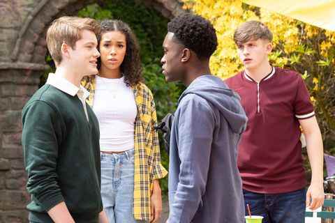 saul reeves tente d'intervenir entre joseph et demarcus westwood à hollyoaks