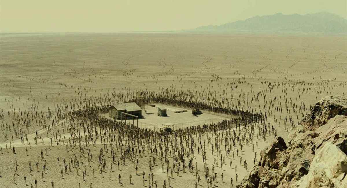 La horde de zombies converge dans le désert dans Resident Evil : Extinction.