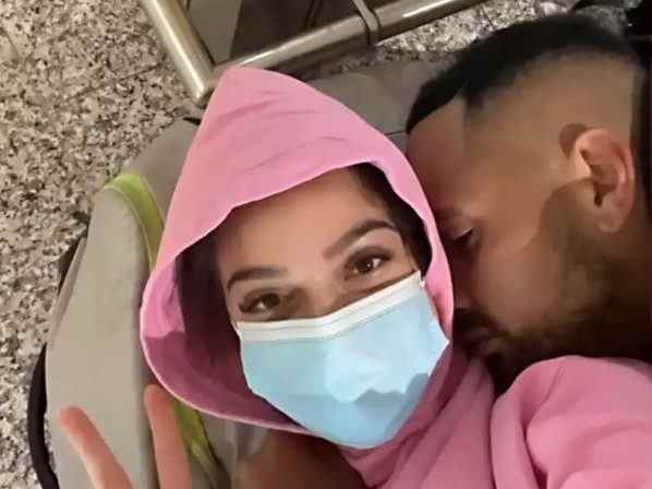 La star du tennis Nick Kyrgios et sa petite amie emportées par les retards de Pearson