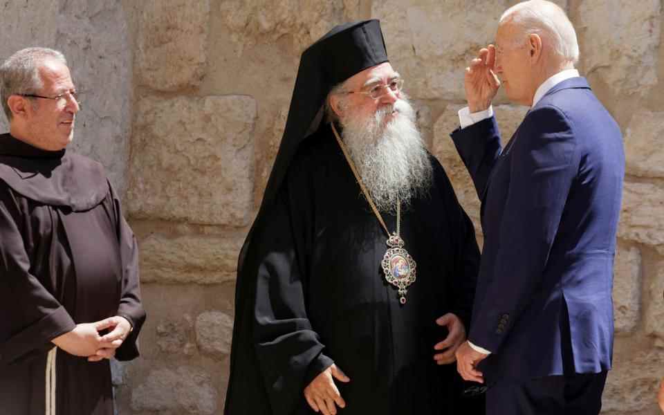 Joe Biden se signe alors qu'il visite l'église de la Nativité à Bethléem en Cisjordanie occupée par Israël - News 24