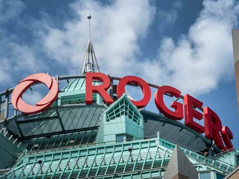 Le CRTC exige des détails sur la panne de Rogers, un comité parlementaire doit se réunir