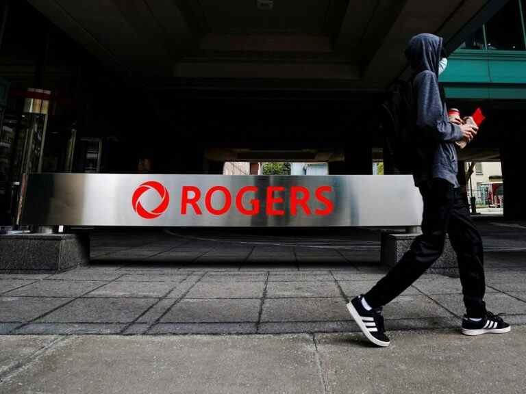 La panne de Rogers pourrait peser sur un accord de 26 milliards de dollars avec Shaw, selon le ministre de l’Industrie