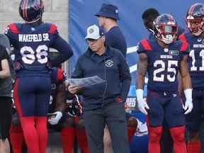 L'entraîneur-chef des Alouettes de Montréal, Danny Maciocia, lors de la première mi-temps de la LCF à Montréal, le jeudi 14 juillet 2022.