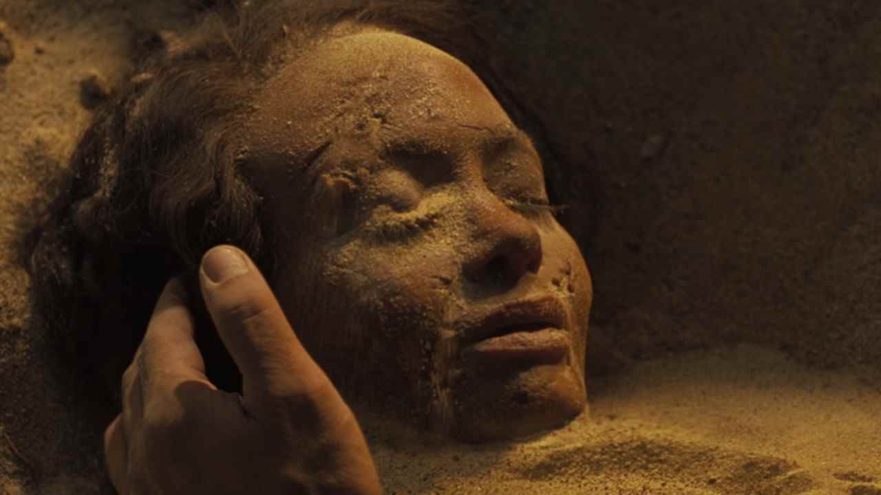 Maeve enterrée dans le sable à Westworld
