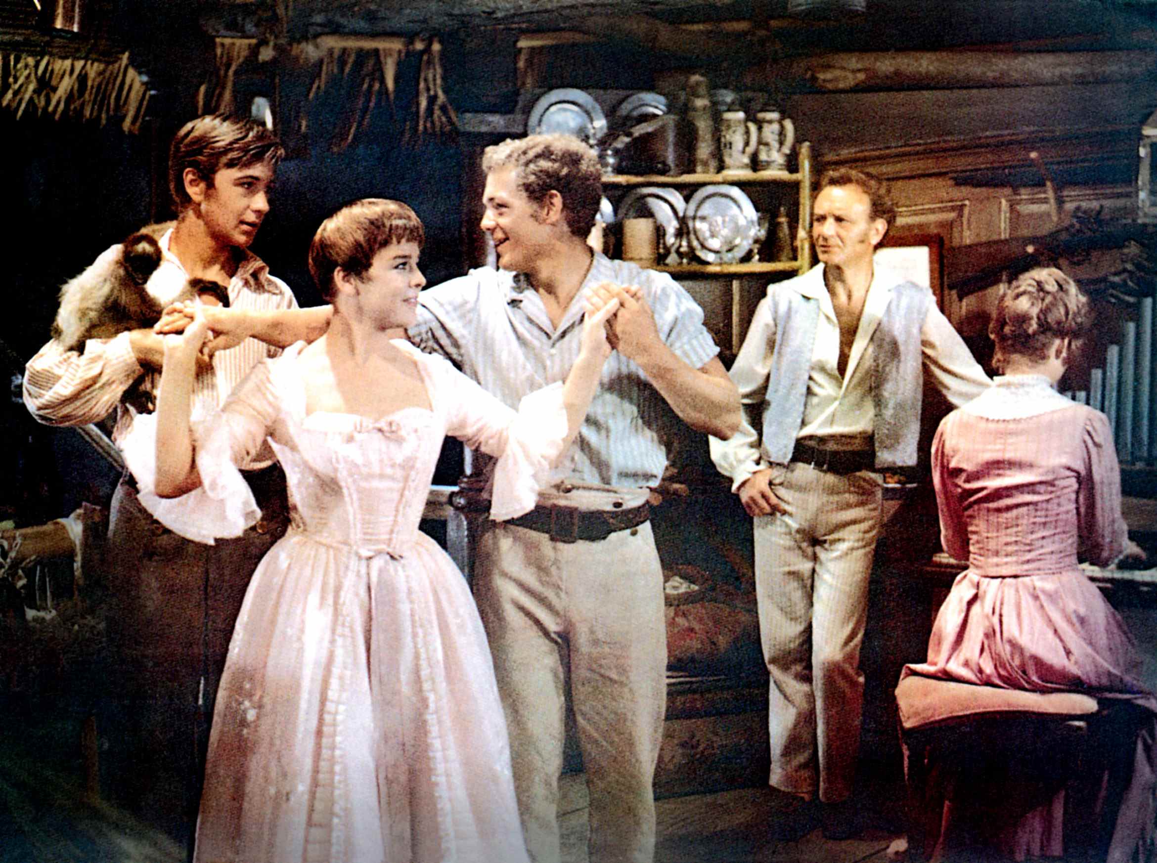 Tommy Kirk, Janet Munro, James MacArthur, John Mills, Dorothy McGuire dans "Famille Suisse Robinson"