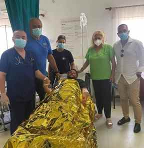 Ivan à l'hôpital avec le maire Anastasia Halkia, son père et son frère.