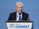 Le candidat à la direction du Parti conservateur, Jean Charest, prononce une allocution lors d'un débat à la conférence Canada Strong and Free Network, à Ottawa, le jeudi 5 mai 2022. Un ancien candidat à la direction du Parti conservateur affirme que les attentes seront élevées pour l'ancien premier ministre du Québec, Jean Charest, lorsqu'il montera sur scène dans sa province natale pour le débat en français du parti cette semaine.