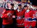 Simon Nemec, à gauche, des Devils du New Jersey, avec Juraj Slafkovsky et Filip Mesar des Canadiens de Montréal lors du repêchage de la LNH au Centre Bell de Montréal le 7 juillet 2022.