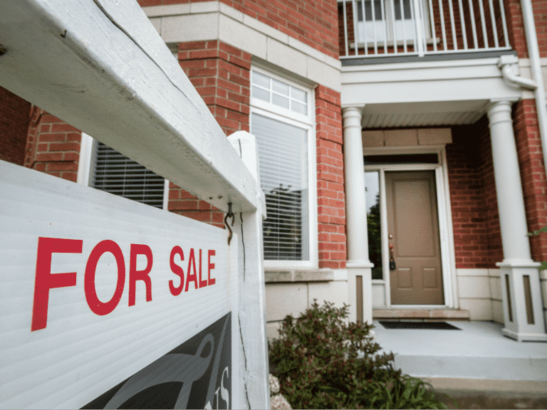 La mousse est éteinte : les maisons canadiennes se vendent maintenant à 200 000 $ de rabais