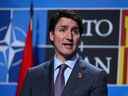 Le Premier ministre canadien Justin Trudeau s'adresse aux représentants des médias lors d'une conférence de presse au sommet de l'OTAN au centre des congrès Ifema à Madrid, le 30 juin 2022. (Photo de GABRIEL BOUYS / AFP) (Photo de GABRIEL BOUYS/AFP via Getty Images)