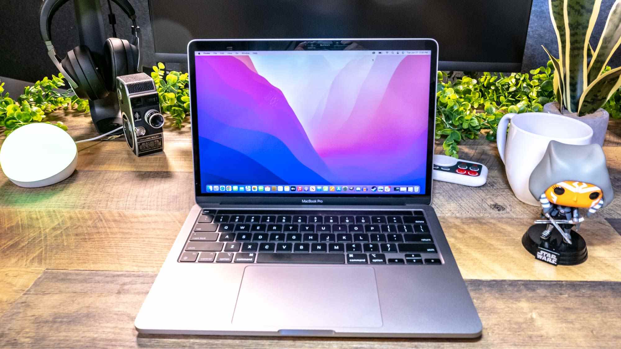 MacBook Pro 13 pouces (M2, 2022) posé sur un bureau - Test du MacBook Pro 13 pouces (M2, 2022)