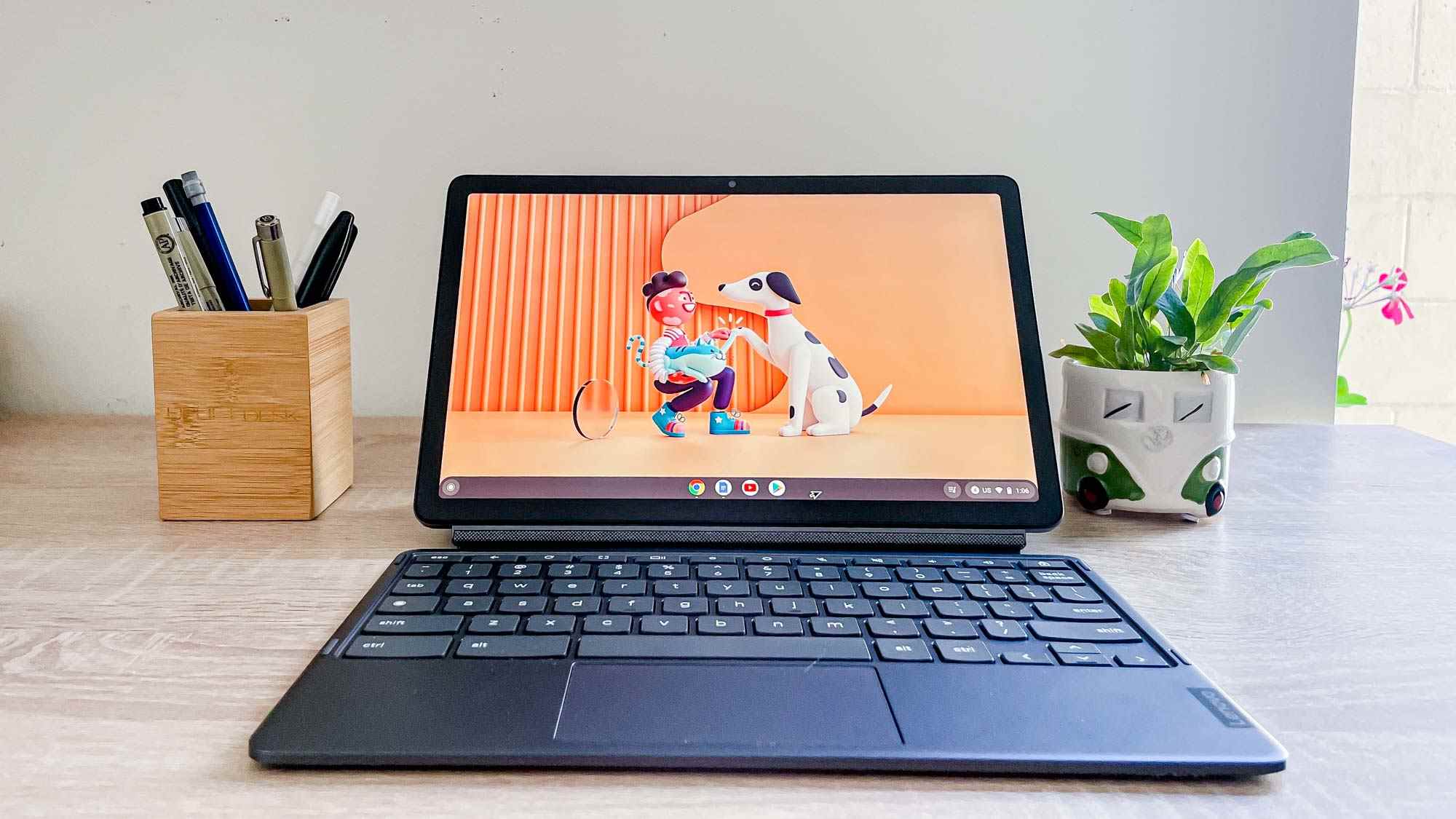 Lenovo Duet 3 sur le bureau affichant l'écran d'accueil