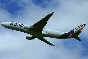 Un premier A330-200 photographié en 1997. Deux d'entre eux, probablement réaffectés du service civil, entreront bientôt dans l'ARC.