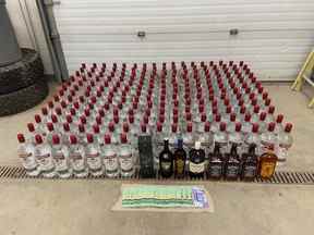 Bien que la prohibition ait pris fin pour la plupart des Canadiens dans les années 1930, il reste un certain nombre de communautés nordiques sèches ou semi-sèches où les gendarmes passent encore beaucoup de temps à chasser les contrebandiers.  Ce transport de 219 bouteilles d'alcool provient d'un récent raid à Iqaluit.