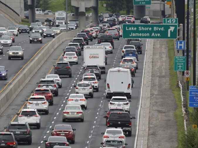 Un homme à vélo sur l’autoroute Gardiner arrêté: rapport