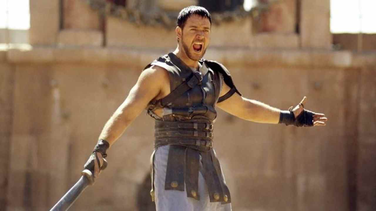 Russell Crowe tenant une épée dans Gladiator