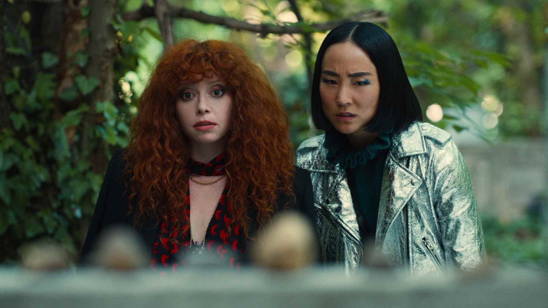 Natasha Lyonne et Greta Lee dans Poupée russe saison 2