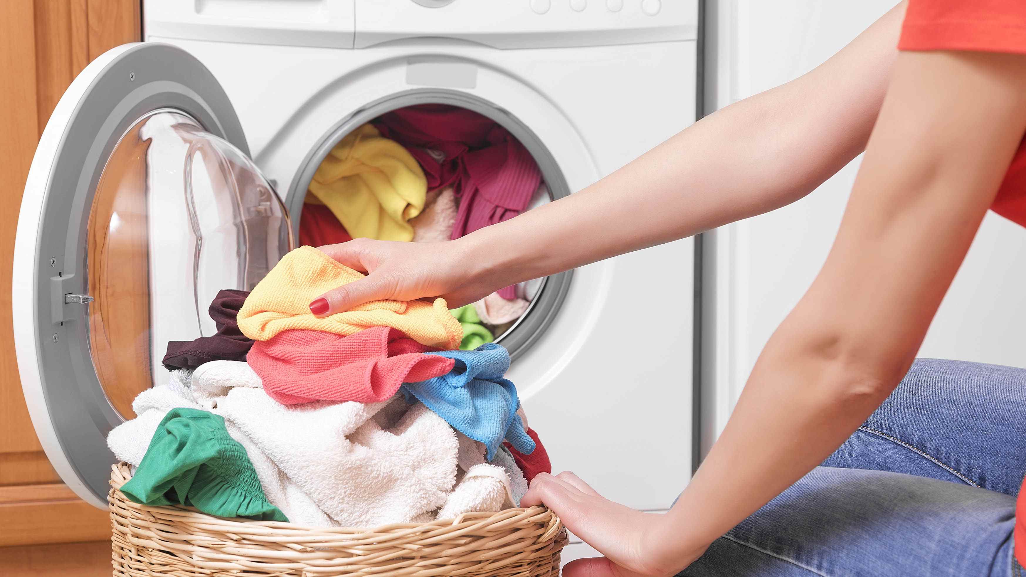 Charger une machine à laver avec des vêtements de couleur