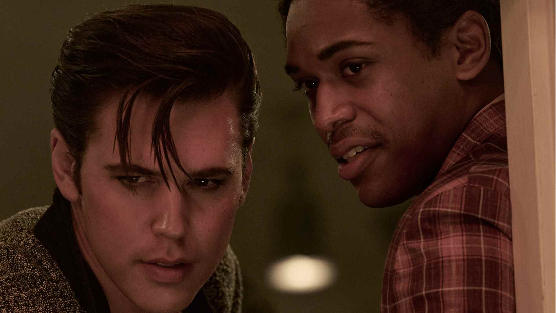 Austin Butler et Kelvin Harrison Jr. dans Elvis