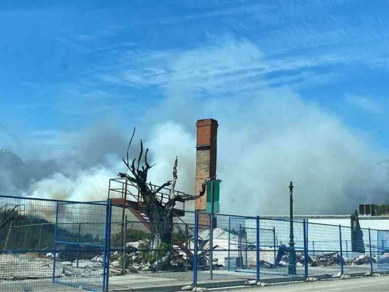 Un équipage de soixante personnes combat un incendie agressif près d’une ville de la Colombie-Britannique anéantie par un incendie l’an dernier