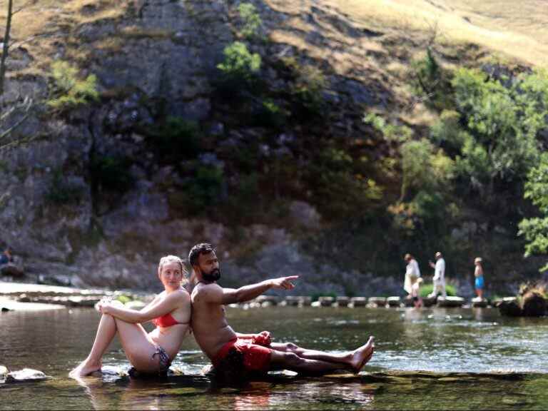 La Grande-Bretagne étouffe sa journée la plus chaude de tous les temps alors que les températures atteignent 40 ° C