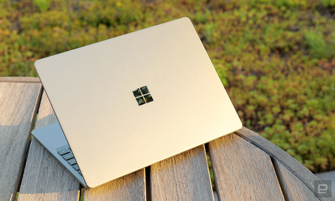 Comme les autres Surfaces, le nouveau Surface Laptop Go 2 présente un design minimaliste avec un couvercle et un plateau en aluminium et un fond en plastique. 