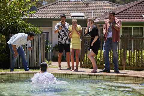 theo poulos est poussé dans la piscine à la maison et à l'extérieur