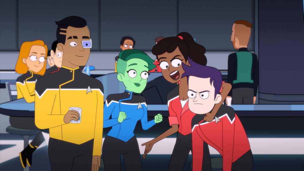 Les acteurs de Lower Decks, la série animée Star Trek, se bousculent et gaffes sur leur vaisseau spatial. 