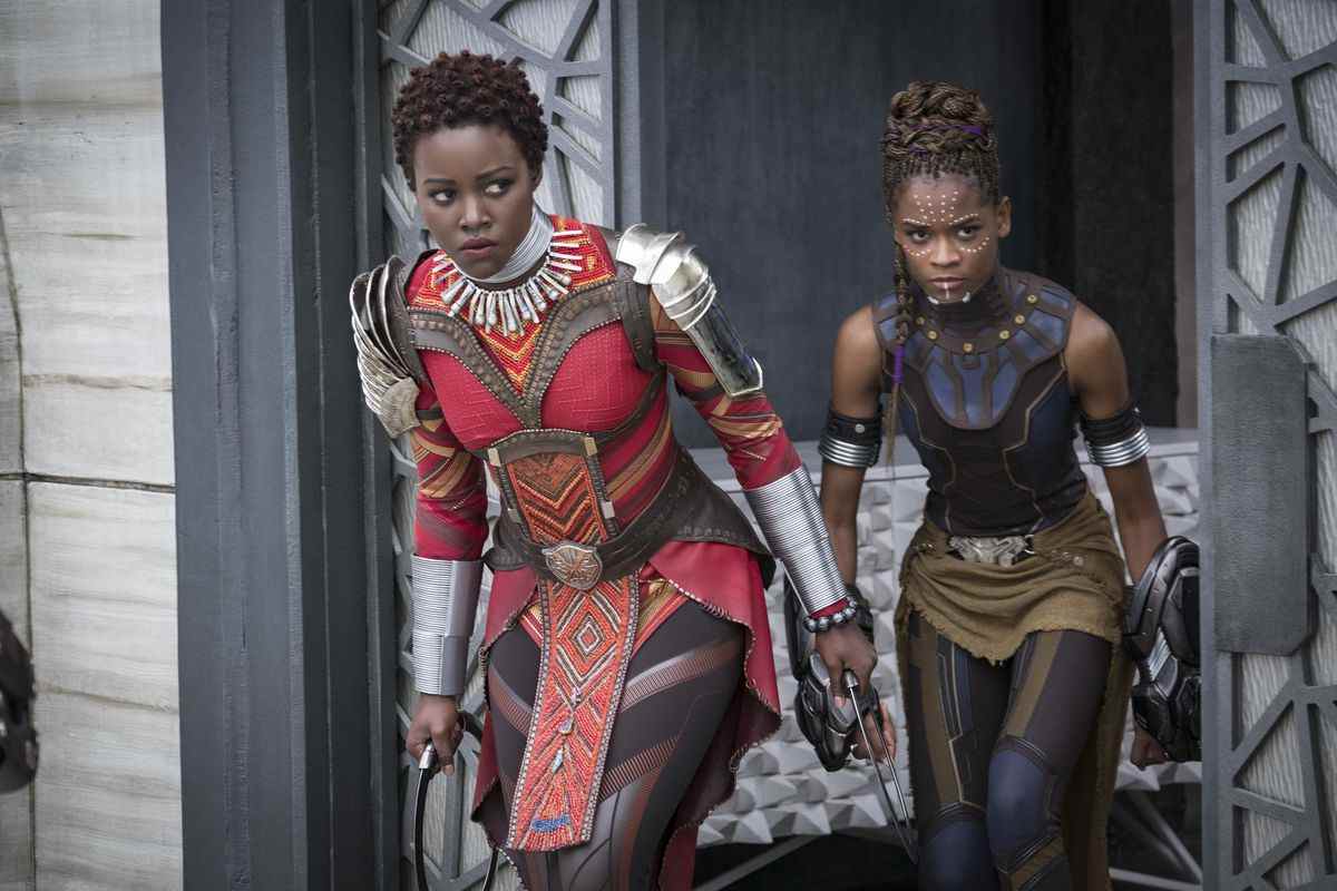 La PANTHÈRE NOIRE de Marvel Studios..L à R : Nakia (Lupita Nyong'o) et Shuri (Letitia Wright)