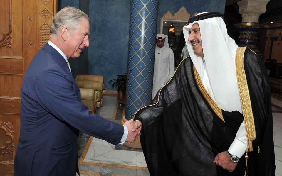 Le prince de Galles avec le cheikh Hamad Bin Jassim à Doha en 2013 – PA