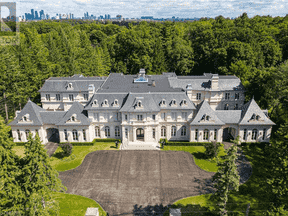 Ce Mississauga, Ont.  la maison est cotée pour 37,5 millions de dollars.