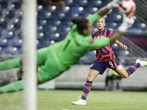 L'attaquant américain Mallory Pugh (9) tire contre le gardien canadien Kailen Sheridan (1) lors de la première moitié du match final de la compétition de football du Championnat Concacaf W 2022 au stade universitaire le 18 juillet 2023.