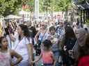 Les touristes affluent à la place Jacques-Cartier de Montréal en juillet 2022.