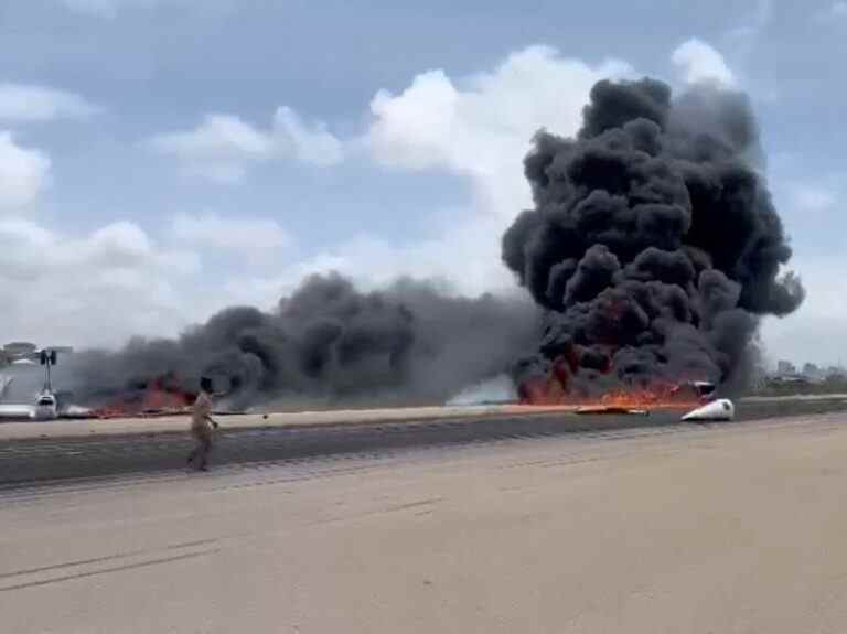 Un avion s’est écrasé à l’aéroport de Somalie, les 30 passagers ont survécu