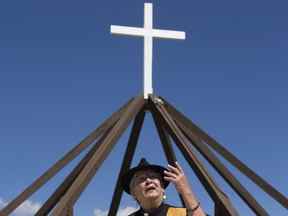 Le père Garry LaBoucane s'adresse aux médias au Lac Ste.  Site de pèlerinage d'Anne près d'Alberta Beach le mercredi 20 juillet 2022. Les équipes continuent de travailler sur le site de pèlerinage avant la visite du pape François.  David Bloom/Postmédia