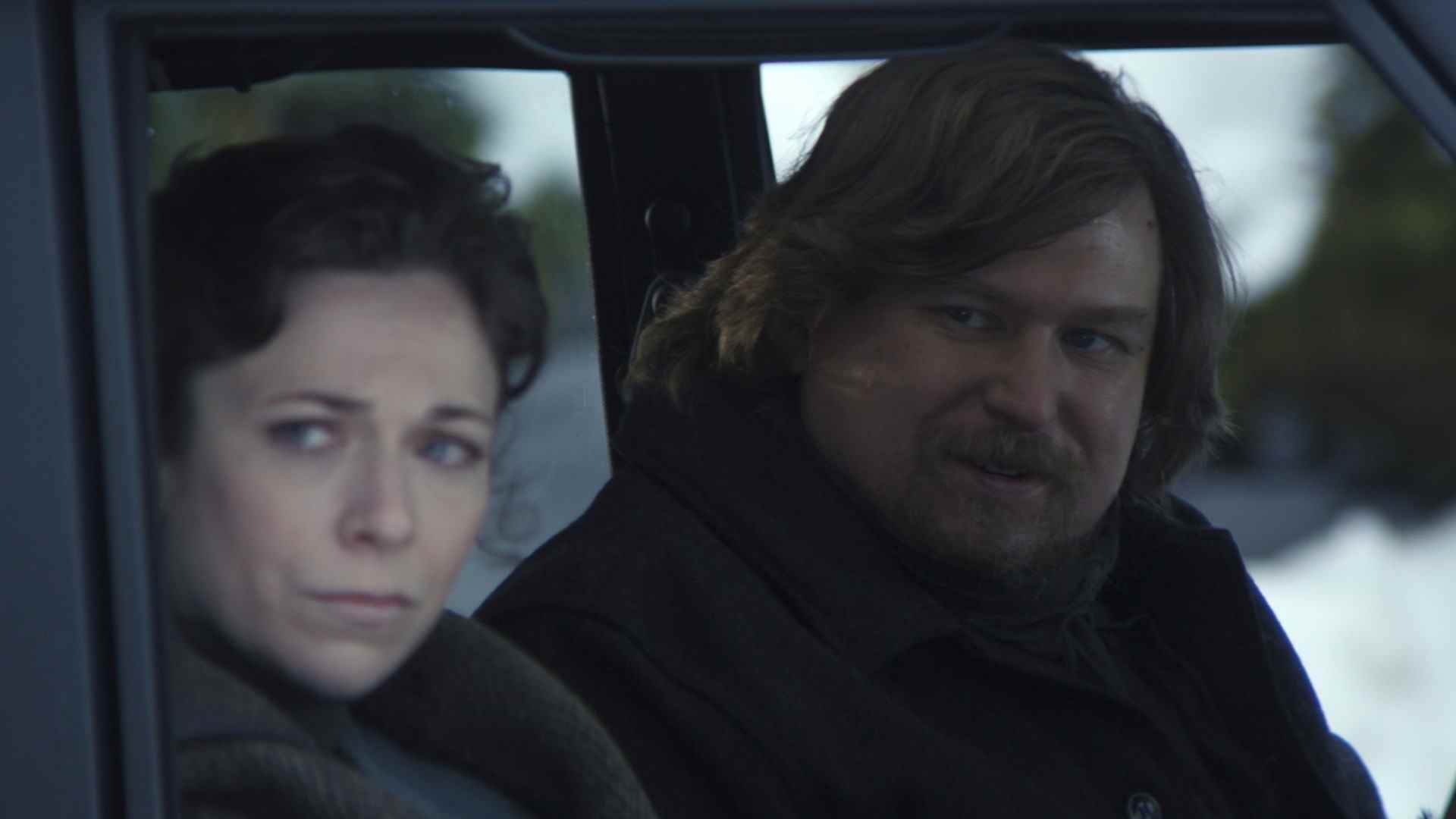 Jen Tullock comme Devon et Michael Chernus comme Ricken dans Severance