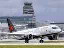 Un Airbus A220-300 d'Air Canada atterrit à l'aéroport international Montréal-Pierre Elliott Trudeau de Dorval.