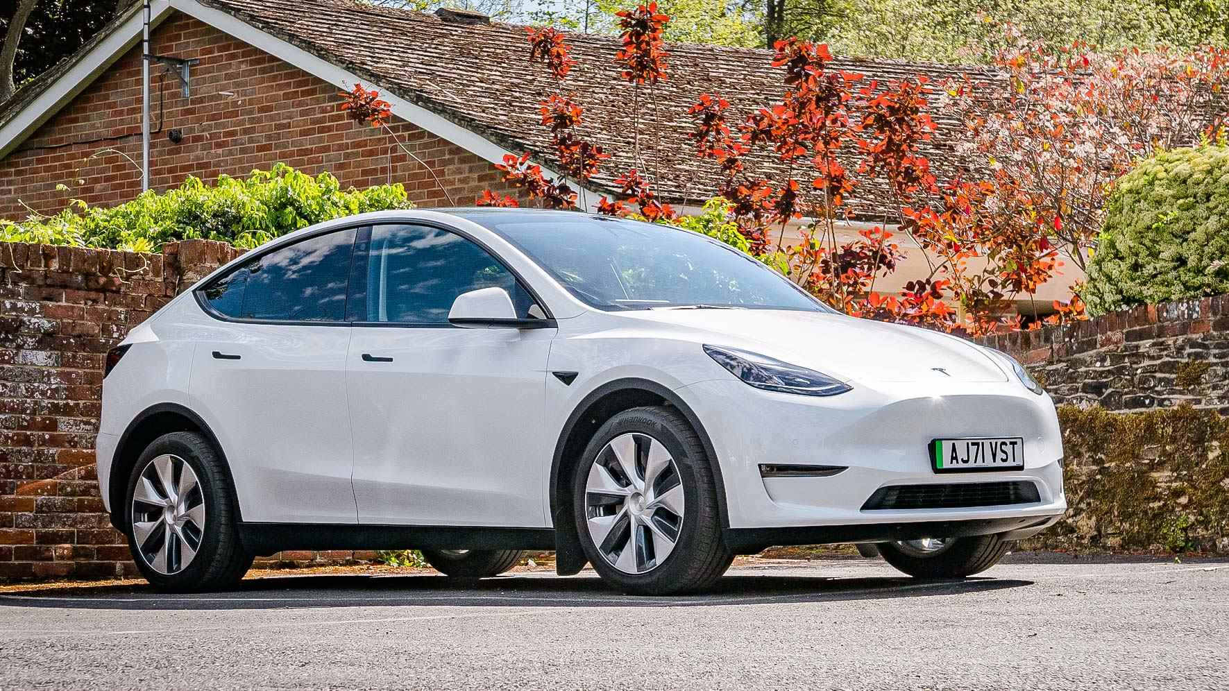 Tesla Model Y garée à l'extérieur