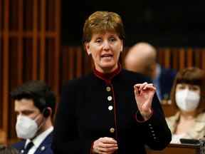 La ministre fédérale de l'Agriculture, Marie-Claude Bibeau Marie-Claude Bibeau prend la parole lors de la période des questions à la Chambre des communes sur la Colline du Parlement à Ottawa.