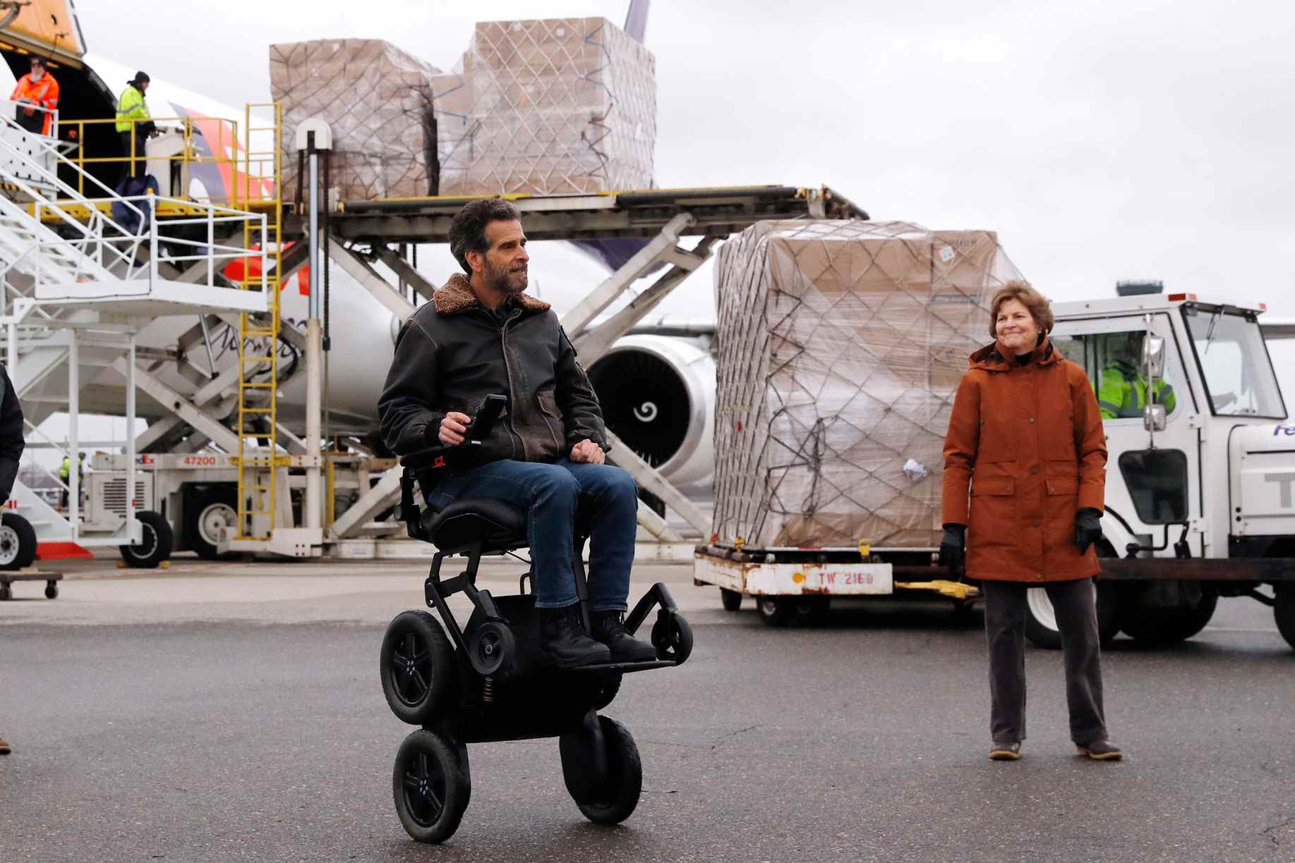 La sénatrice américaine Jeanne Shaheen (D-NH), à droite, regarde vers l'inventeur Dean Kamen alors que plus de 110 000 livres d'équipements de protection individuelle (EPI) de Shanghai, en Chine, ont été livrés pour protéger les travailleurs médicaux et les premiers intervenants combattant l'épidémie de virus COVID-19, est déchargé d'un avion-cargo à l'aéroport régional de Manchester-Boston à Manchester, New Hampshire, le jeudi 30 avril 2020