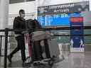 Un passager arrive de New Delhi à l'aéroport Pearson de Toronto le 21 avril 2021.