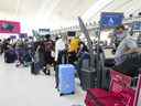 Les gens font la queue pour s'enregistrer à l'aéroport international Pearson de Toronto le 12 mai 2022. Air Canada et l'aéroport Pearson de Toronto ont de nouveau revendiqué la première place pour les retards mardi, marquant au moins quatre jours de suite où la plus grande compagnie aérienne du pays a placé N° 1 de toutes les grandes compagnies aériennes dans le monde.  Le transporteur a vu 65 % de ses vols arriver en retard, tandis qu'Air Canada Rouge et Jazz Aviation, qui assure le service régional d'Air Canada, ont pris respectivement les troisième et deuxième places.