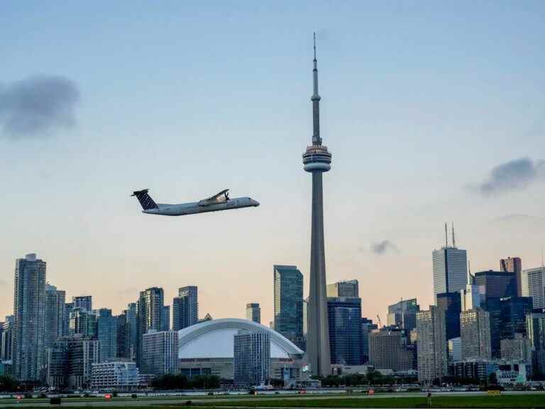 Poilievre promet d’approuver les jets à Billy Bishop de Toronto si le plan est relancé