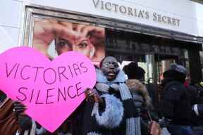 Des hommes et des femmes, dont certains mannequins, organisent une manifestation devant le détaillant de lingerie Victoria's Secret le 14 février 2020 à New York.  La manifestation de la Saint-Valentin à l'extérieur du magasin phare était en réponse aux récentes allégations contre l'entreprise par des femmes affirmant qu'une culture de misogynie et de harcèlement sexuel persiste au sein de la marque mondiale.  (Photo de Spencer Platt/Getty Images)