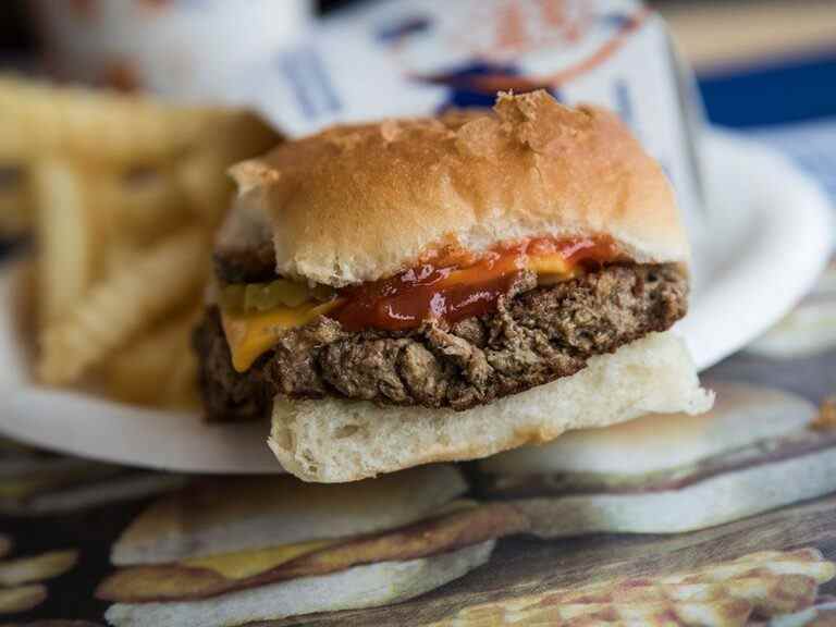 Le chauffeur de Skip the Dishes a reçu 15 000 $ après que le restaurant ait refusé de lui fournir un plateau de boissons à 50 cents