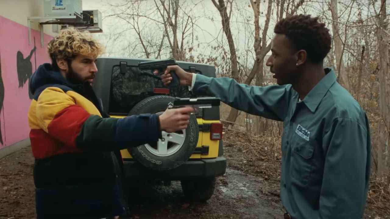 Christopher Abbott et Jerrod Carmichael se tirent dessus derrière un club de strip-tease dans On The Count Of Three.