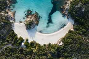 Une vue aérienne de la magnifique plage du Prince (Spiaggia del Principe), une plage de sable blanc baignée par une eau turquoise en Sardaigne, Italie.  GETTY