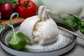 Fromage italien à pâte molle fait à la main des Pouilles.  GETTY