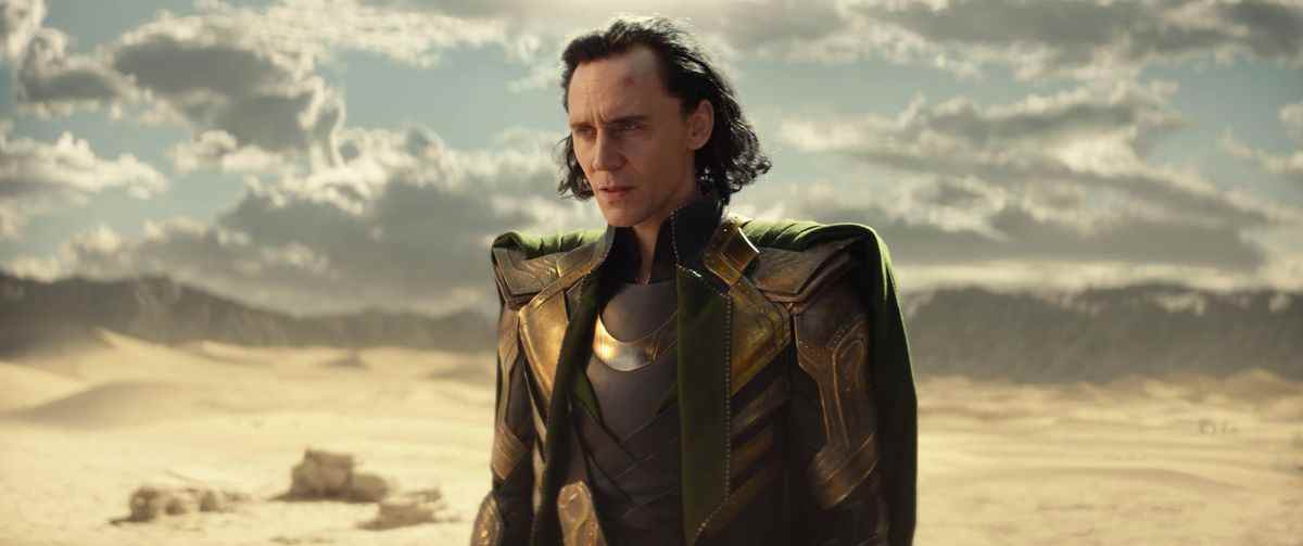 Loki (Tom Hiddleston) se tient dans un désert dans une scène de la première saison de Loki